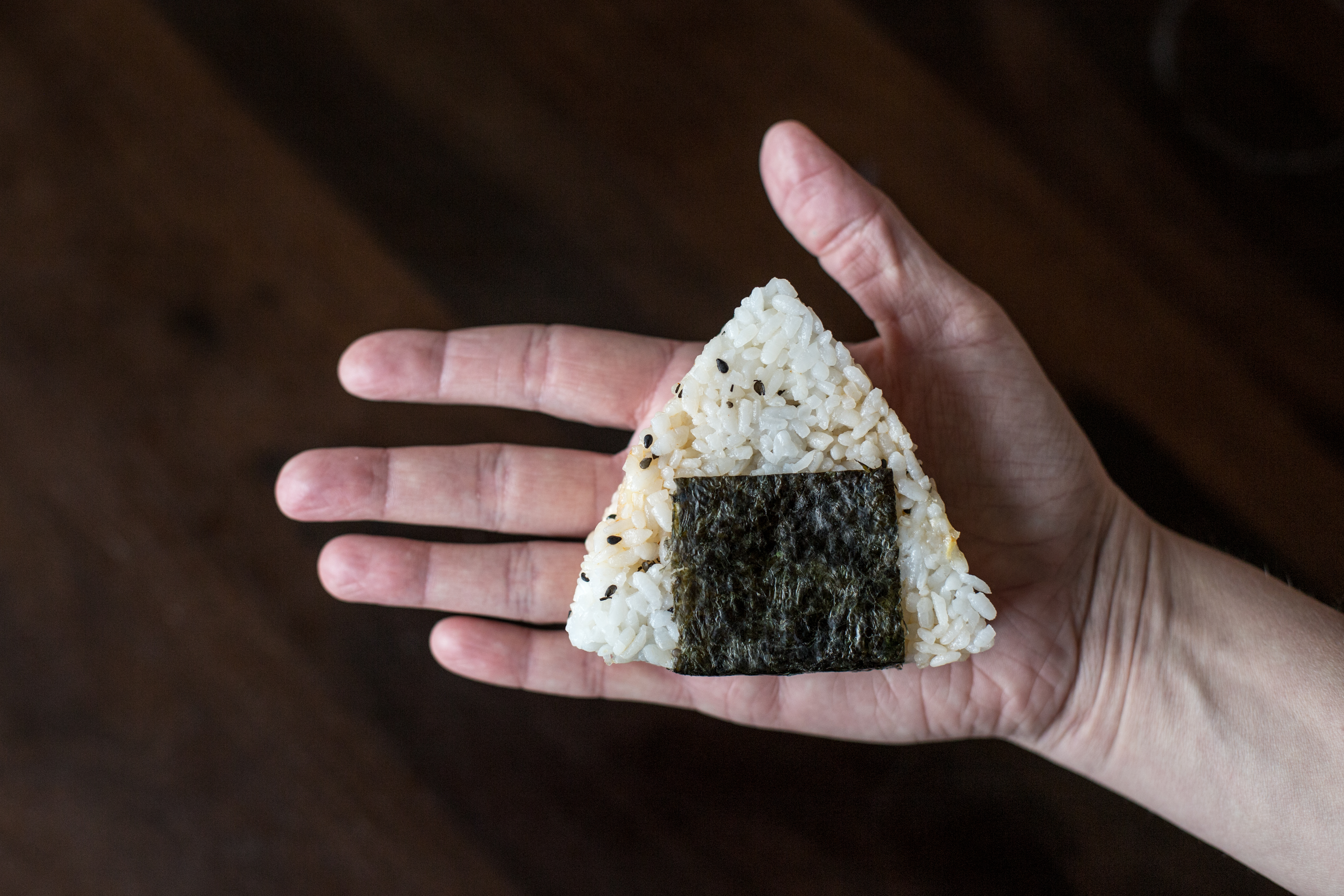 Onigiri v ruce